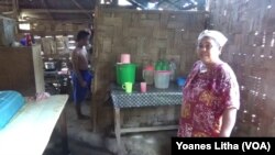 Kondisi rumah Bapak Lukas sebelumnya dengan kondisi lantai tanah, dinding dari anyaman bambu dan atap rumbia, di desa Toini Kecamatan Poso Pesisir, Kabupaten Poso (foto: VOA/Yoanes Litha).