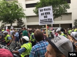 Manifestantes antifascistas en Washington, protestan contra una marcha de ultraderechistas el domingo 12 de agosto de 2018. Foto Alejandra Arredondo, VOA.