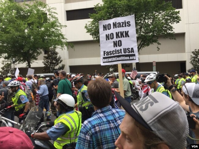 Manifestantes antifascistas en Washington, protestan contra una marcha de ultraderechistas el domingo 12 de agosto de 2018. Foto Alejandra Arredondo, VOA.
