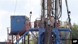 Para pekerja di kilang pengeboran gas untuk gas alam berbasis shale di Zelienople, Pennsylvania. (Foto: Dok)