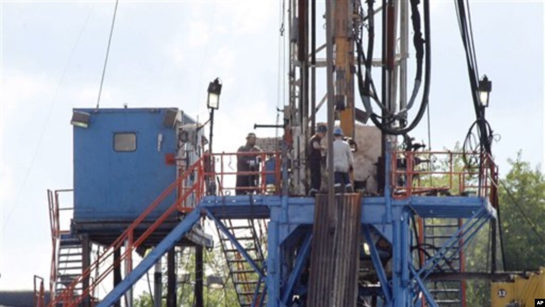 Para pekerja di kilang pengeboran gas untuk gas alam berbasis shale di Zelienople, Pennsylvania. (Foto: Dok)