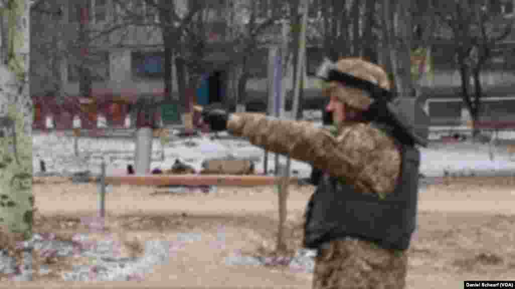 سربازی در نزديکی يک موشک منفجر نشده در منطقه مسکونی شهر کراماتورسک واقع در شرق اوکراين است &ndash; ۲۱ بهمن ۱۳۹۳ (۱۰ فوريه ۲۰۱۵)