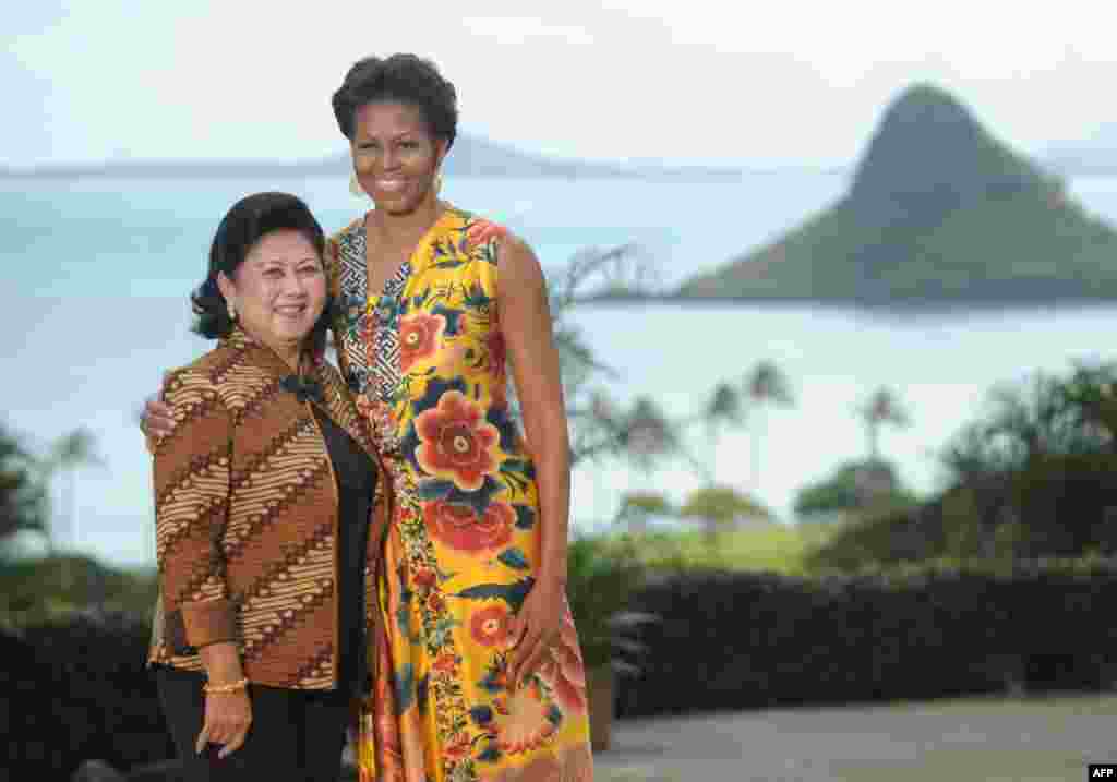 Ibu Ani Yudhoyono berfoto bersama Ibu Negara AS Michelle Obama di sela pertemuan pemimpin negara-negara Kerja Sama Ekonomi Asia-Pasifik (APEC) di Kualoa Ranch di Ka'a'awa di Pulau Oahu, Hawaii, 13 November 2011. (Foto: Saul Loeb/AFP)