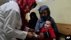 Seorang perawat memeriksa seorang balita di bangsal malnutrisi di Rumah Sakit Anak-anak Indira Gandhi di Kabul, Afghanistan, pada 24 Februari 2022. (Foto: AP/Hussein Malla)