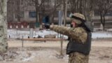 سربازی در نزديکی يک موشک منفجر نشده در منطقه مسکونی شهر کراماتورسک واقع در شرق اوکراين است &ndash; ۲۱ بهمن ۱۳۹۳ (۱۰ فوريه ۲۰۱۵)