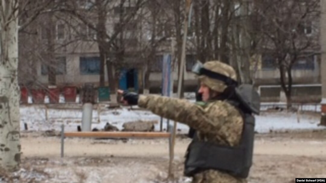 Sebuah roket yang belum meledak terlihat di wilayah Kramatorsk, Ukraina Timur (10/2).