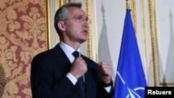Генеральный секретарь НАТО Йенс Столтенберг выступает на пресс-конференции в Париже, 10 декабря 2021 г.