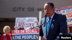 Kandidat gubernur California dalam pemilu recall Larry elder yang berasal dari Partai Republik berbicara dalam sebuah kampanye di Monterey Park, California, pada 13 September 2021. (Reuters/Mike Blake)