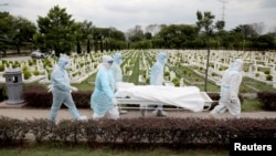 Malezya'da Batu Mağaraları yakınlarında Corona enfeksiyonu nedeniyle hayatını kaybedenlerin defnedildiği bir mezarlık