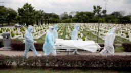 Malezya'da Batu Mağaraları yakınlarında Corona enfeksiyonu nedeniyle hayatını kaybedenlerin defnedildiği bir mezarlık