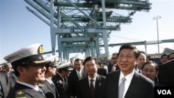 Wapres Tiongkok Xi JInping mengunjungi Anjungan Peti Kemas Tiongkok di San Pedro, Los Angeles, California (16/2).