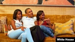 Tổng thống Barack Obama và 2 con, Malia (trái) và Sasha xem truyền hình trong khi Đệ nhất Phu nhân Michelle Obama đọc diễn văn tại Đại hội Toàn quốc Đảng Dân Chủ, 4/9/12