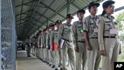 Police officers line up to attend a hearing of former Khmer Rouge leaders at the Extraordinary Chambers in the Courts of Cambodia (ECCC), on the outskirts of Phnom Penh, August 29, 2011