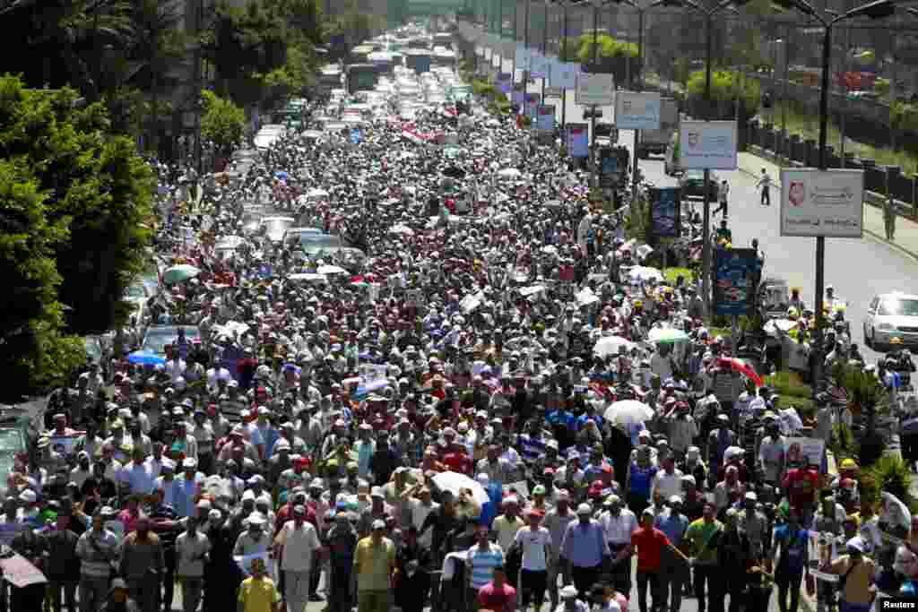 Supporters of deposed Egyptian President Mohamed Morsi shout slogans during a march from Al-Fath Mosque to the defense ministry, Cairo, July 30, 2013.