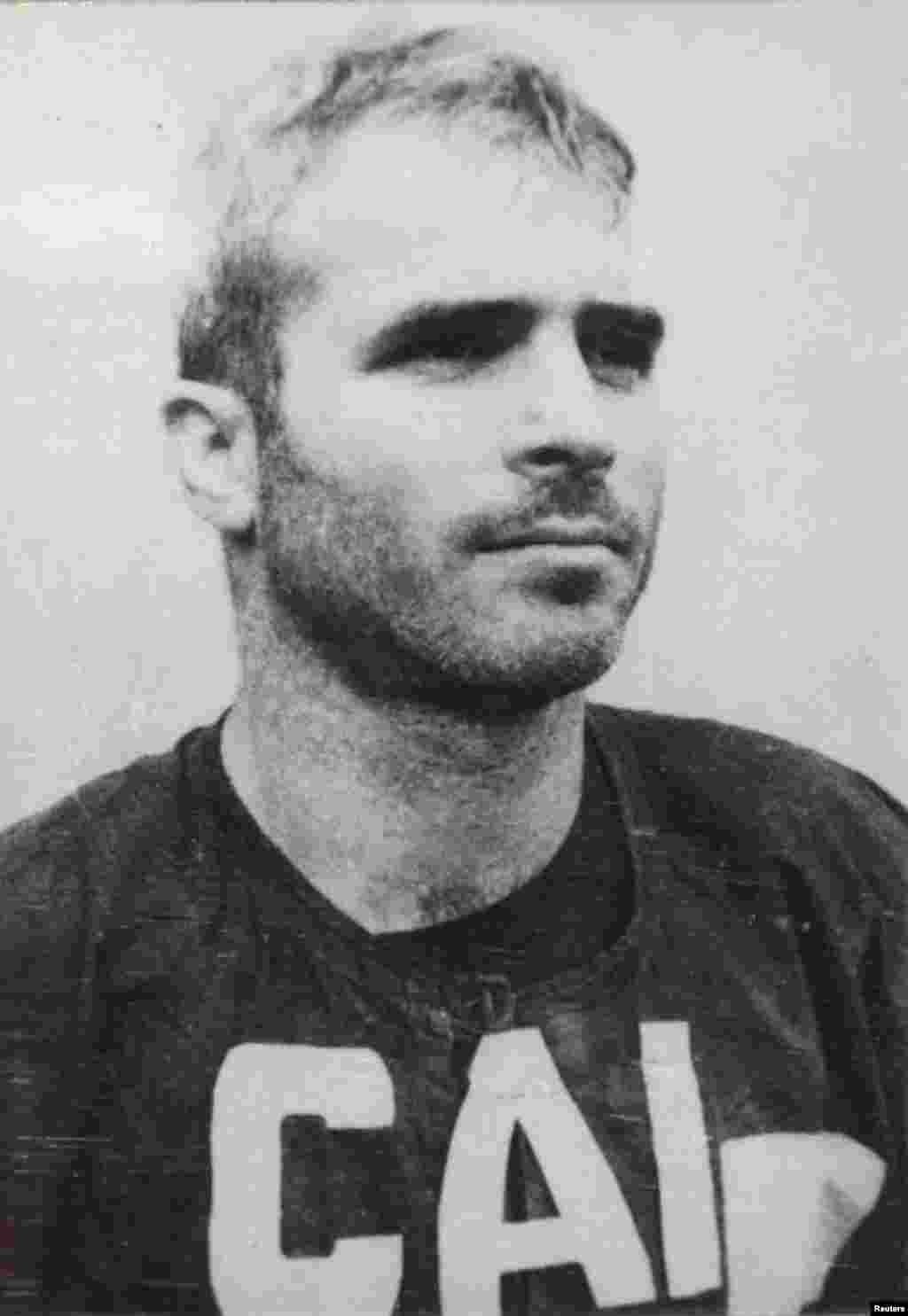 McCain&#39;in Vietnam&#39;da esir düştükten sonra çekilmiş bir fotoğrafı.