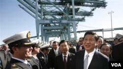 Wapres Tiongkok Xi Jinping (kanan) mengunjungi terminal bagi perusahaan China Shipping di San Pedro, California (16/2).