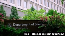 워싱턴 D.C. 소재 미국 에너지부 본부 건물 앞 표지판