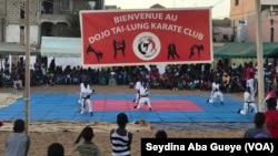 Le dernier camp d’exhibition de Tailung Karaté Club à Guédiawaye, au Sénégal, le 20 août 2020. (VOA/Seydina Aba Gueye)