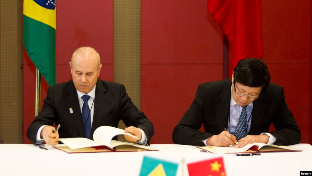 3月26日巴西财政部长曼蒂加，左，和中国财政部长楼继伟在南非德班金砖五国会议上签署备忘录