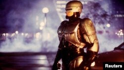 El actor Richard Eden, encarnó a Robocop, el policía robot de la ciudad de Detroit, en su primera trilogía.