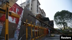 중국 후베이성 우한의 거주 시설 출입구에 철사와 바리케이드가 설치돼 있다. 