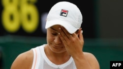 Ashleigh Barty après avoir perdu un point face à Alison Riske lors du tournoi de Wimbledon, à Londres, le 8 juillet 2019.