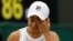 Ashleigh Barty après avoir perdu un point face à Alison Riske lors du tournoi de Wimbledon, à Londres, le 8 juillet 2019.