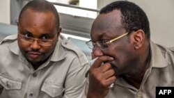 John Mnyika  (à g.) et Freeman Mbowe, les leaders de Chadema, principal parti d'opposition en Tanzanie.