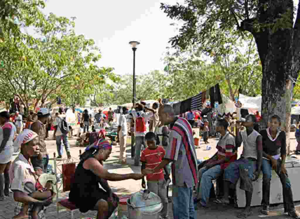 Bantuan Internasional Berlanjut di Haiti (Foto: B. Newhouse)