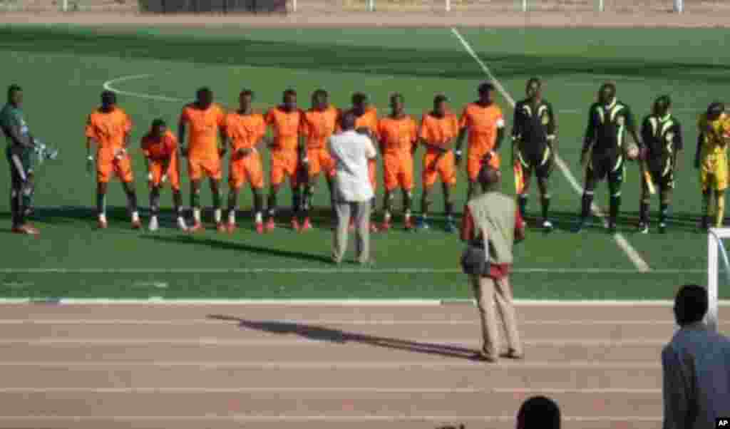 'Yan wasan kungiyar kwallon kafa ta VOA Hausa Flamingo FC, Bauchi kafin wani wasa a filin Abubakar Tafawa balewa Stadium dake Bauchi