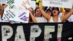 Empleados del periódico El Nacional gritan durante una protesta en las afueras de Cadivi, exigiendo divisas para comprar papel.