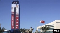 Sebuah kendaraan tempur militer Bahrain melewati papan iklan Formula Satu di Manama. GP Bahrain dibatalkan akibat situasi politik di negara ini Tapi, FIA memberi kesempatan hingga 1 Mei bagi Bahrain untuk memutuskan penjadwalan ulang.