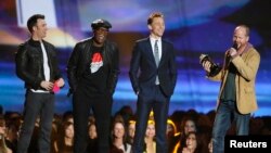 Sutradara Joss Whedon (kanan) menerima penghargaan film tahun ini untuk "The Avengers" bersama pemain dalam film tersebut Chris Evans (kiri), Samuel L. Jackson (tengah) dan Tom Hiddleston pada MTV Movie Awards 2013. (Reuters/Danny Moloshok)