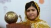 Remaja Pakistan Malala Yousafzai, yang ditembak dan dilukai oleh Taliban karena mendukung pendidikan anak perempuan, berpose untuk fotografer setelah dianugerahi International Children's Peace Prize 2013, 6 September 2013. (Foto: AP)