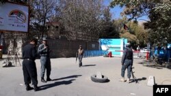 Polisi berjaga di gerbang masuk Universitas Kabul di Kabul, Afghanistan, 2 November 2020. (Foto: AFP)