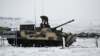 在俄罗斯的罗斯科夫地区卡达莫夫斯基靶场，一名军人在南部军区举行演练期间站在一辆BMP-3步兵战车上。(2022年1月27日)