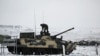 روس کے فوجی بی ایم پی تھری نامی ٹینک پر موجود ہیں جو فوجی مشقوں میں شریک ہے (روس ۔ جنوری 27: رائٹرز)