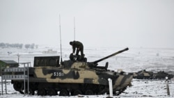 Un miembro del ejército ruso se para en un vehículo de combate de infantería BMP-3 durante los simulacros realizados por las fuerzas armadas del Distrito Militar del Sur en Kadamovsky, región de Rostov, Rusia, el 27 de enero de 2022.