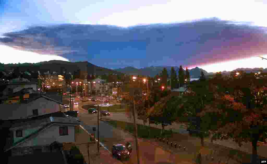 Picture taken from behind a window in Bariloche, province of Rio Negro, Argentina, of an ash cloud from the Calbuco volcano in neighboring Chile, April 23, 2015. (Secretaria de Medios Rio Negro / Daniel Ortiz)