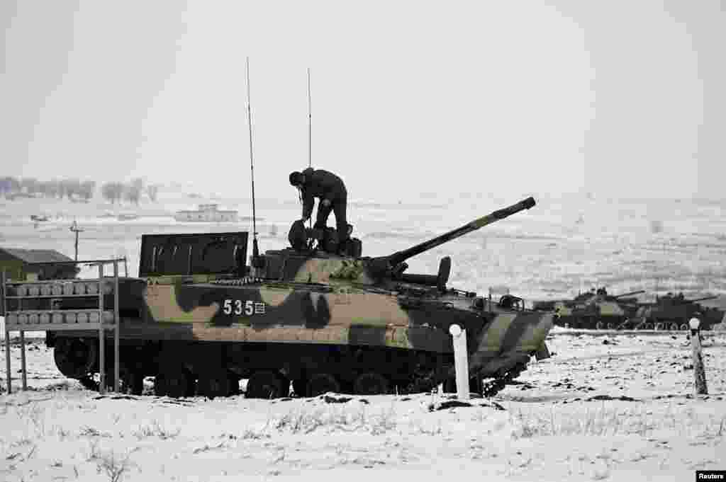 Rusiya hərbçisi Rostov vilayətindəki Kadamovski poliqonunda Cənub Hərbi Dairəsinin silahlı qüvvələri tərəfindən keçirilən təlimlərdə