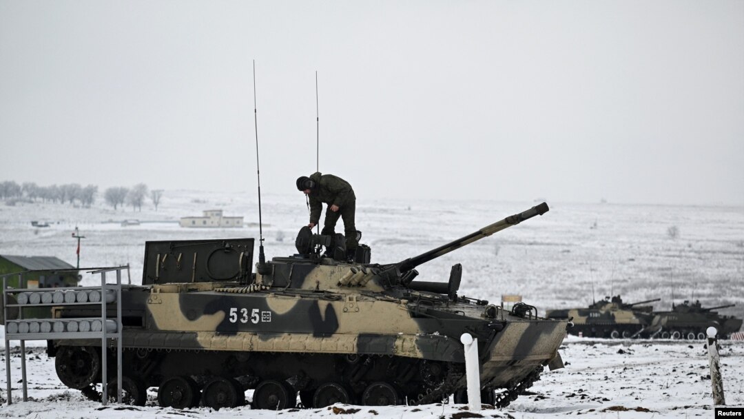 Un miembro del ejército ruso se para en un vehículo de combate de infantería BMP-3 durante los simulacros realizados por las fuerzas armadas del Distrito Militar del Sur en Kadamovsky, región de Rostov, Rusia, el 27 de enero de 2022. 