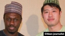 Audu Bako Li na rediyo China wanda Aliyu Mustapha yayi hira da shi, a wani hoton su tare da dan wasan fina-finai Ali Nuhu. 