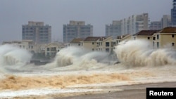 Topan Dujuan saat menghantam kawasan pantai di Quanzhou, Fujian, China minggu lalu (29/9). China selatan kembali dihantam topan kuat Mujigae (4/10).