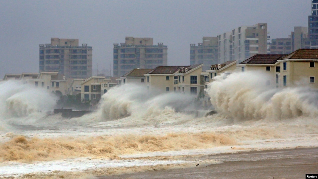 Topan Dujuan saat menghantam kawasan pantai di Quanzhou, Fujian, China minggu lalu (29/9). China selatan kembali dihantam topan kuat Mujigae (4/10).