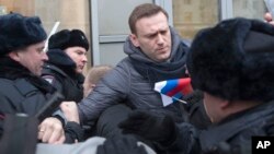 Alexei Navalny lors de sa brève interpellation par la police, Moscou, Russie, le 28 janvier 2018. 