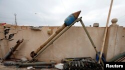 Zam sofistike ak minisyon militan Eta Islamik la fabrike nan vil Bashiqa, Mosul, Irak. Foto: 14 desanm, 2016.
REUTERS/Azad Lashkari 