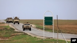 Американские солдаты патрулируют сирийско-турецкую границу в районе Хасаках на севере Сирии, ноябрь 2018 года