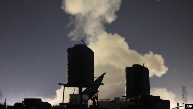 İsrail ile Filistinli Hamas militan grubu arasında devam eden çatışmanın ortasında, İsrail'in 12 Şubat 2024'te güney Gazze Şeridi'ndeki Refah'a düzenlediği bombardıman sırasında duman yükseliyor.