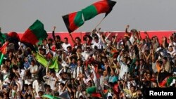Afghan football fans watch a friendly match between Afghanistan and Pakistan in Kabul, Afghanistan, Aug., 20, 2013.