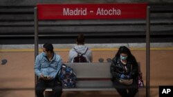 4일 스페인 마드리드 아토차역 플랫폼에서 시민들이 마스크를 착용하고 있다. 
